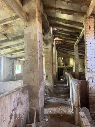 Casa y nave con terreno