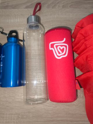Lote botellas y gorras