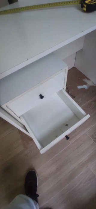 Escritorio blanco con cajones