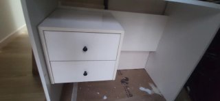 Escritorio blanco con cajones