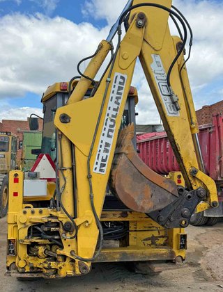 Retro excavadora New Holland LB 110-B.