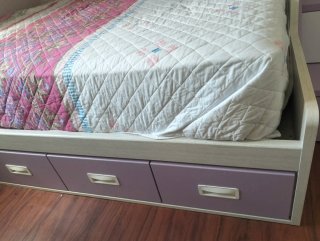 Cama litera con cajones y escaleras