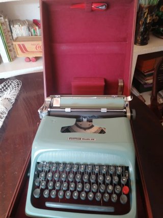 Máquina de escribir antigua  Olivetti Studio 44