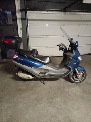 Scooter Azul y Rojo con Baúl SHAD
