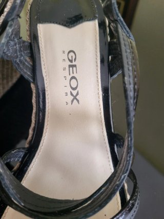 Sandalias cuña Geox negras T.39. Muy bueno