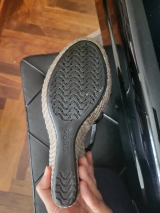 Sandalias cuña Geox negras T.39. Muy bueno