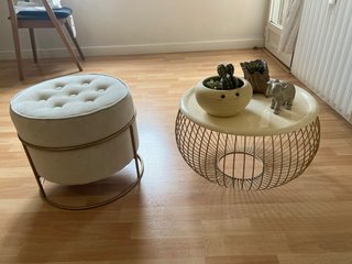 Taburete y mesa auxiliar dorada