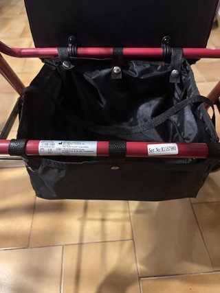 Andador / rollator con asiento en buen estado
