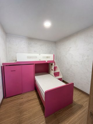 Cama infantil con armario y escaleras