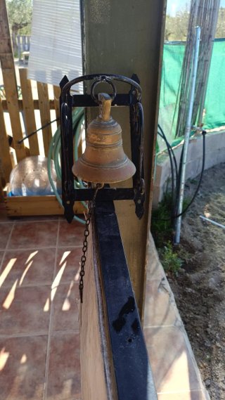 Campana antigua de bronce