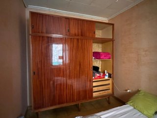 Armario de madera con puertas correderas