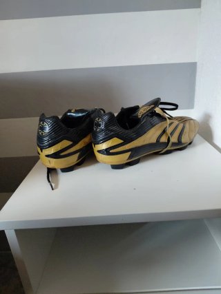 Botas de fútbol doradas y negras