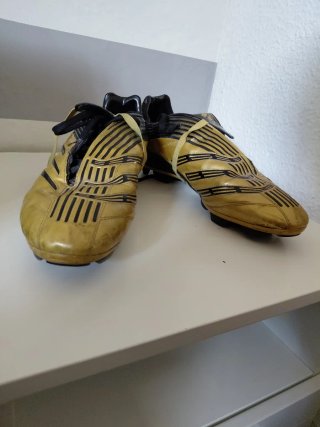 Botas de fútbol doradas y negras