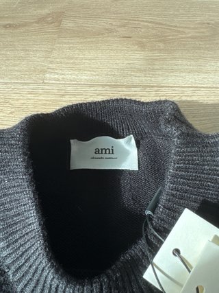 Malha Ami Paris Coração Vermelho Preta