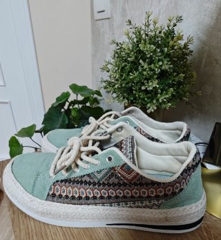 Zapatillas bordadas verdes y multicolor