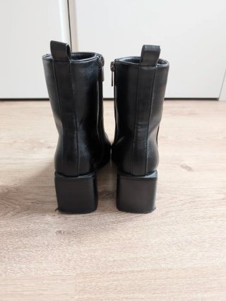 Botines negros de tacón cuadrado