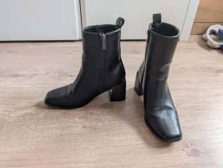 Botines negros de tacón cuadrado