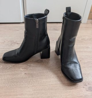 Botines negros de tacón cuadrado