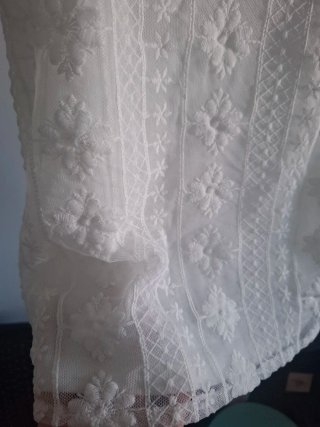 Blusa blanca encaje pompones
