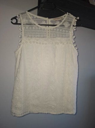 Blusa blanca encaje pompones