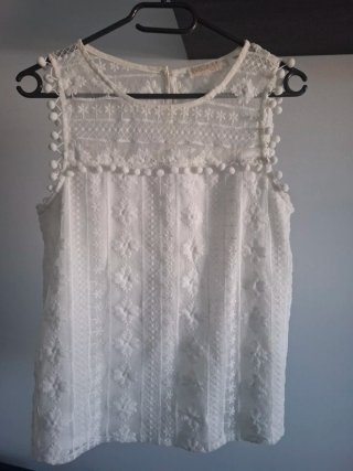Blusa blanca encaje pompones