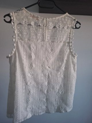 Blusa blanca encaje pompones