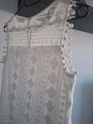 Blusa blanca encaje pompones