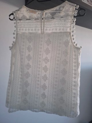 Blusa blanca encaje pompones