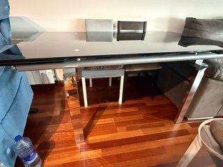 Mesa comedor cristal negro y patas aluminio