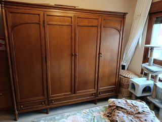 Armario, mesita y tocador. Madera maciza