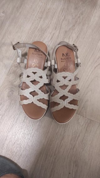 ALEY K. Sandalias cuña 8 cm esparto blancas