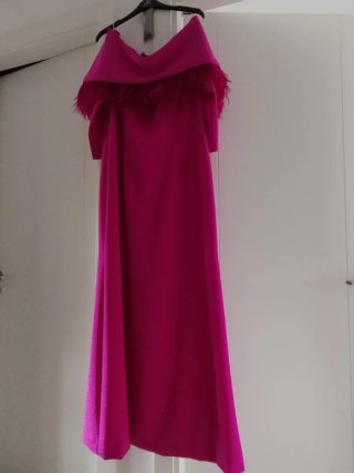Vestido fiesta rosa con plumas