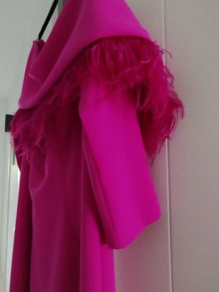 Vestido fiesta rosa con plumas
