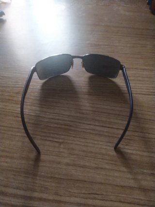 Gafas de sol negras y verdes