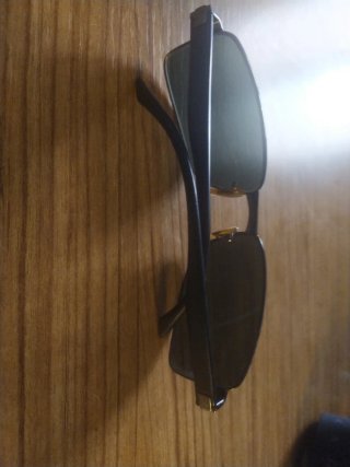 Gafas de sol negras y verdes