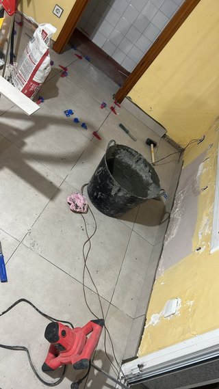 Hago trabajo de pintura refacciones , electricida