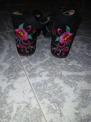 Zapatos de tacón negros con bordado floral