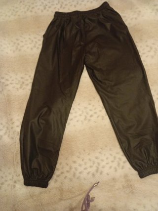 Pantalón polipiel efecto cuero Talla L una puesta