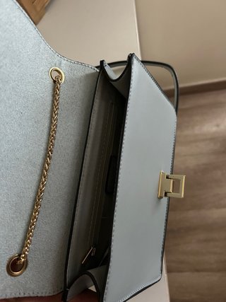 Bolso gris con cadena dorada