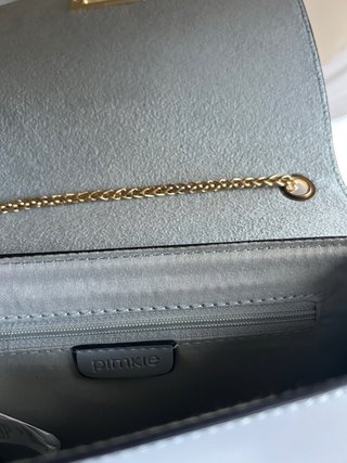 Bolso gris con cadena dorada