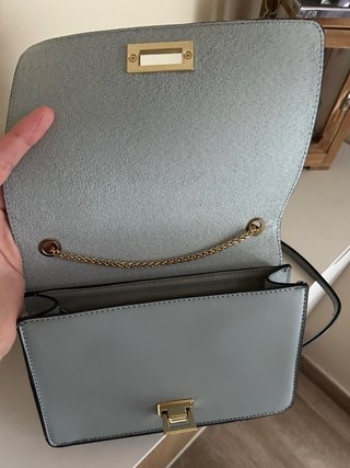 Bolso gris con cadena dorada
