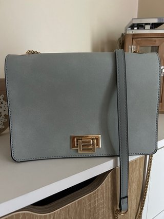 Bolso gris con cadena dorada