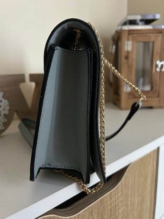 Bolso gris con cadena dorada