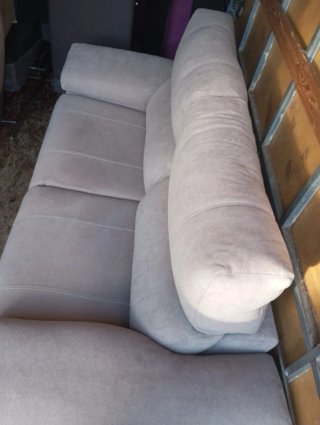 Sofá de tela beige