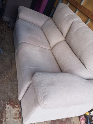 Sofá de tela beige