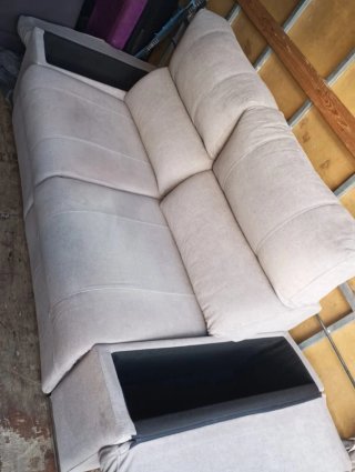 Sofá de tela beige