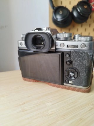 Cámara Fujifilm XT3 con funda.