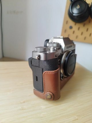 Cámara Fujifilm XT3 con funda.