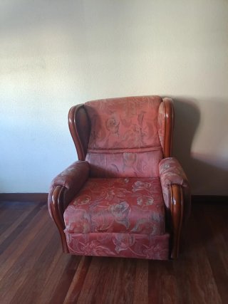 Sillón orejero antiguo floral