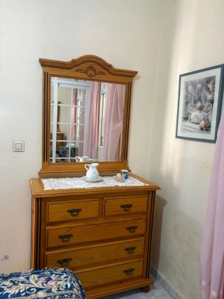 Cómoda de madera con espejo